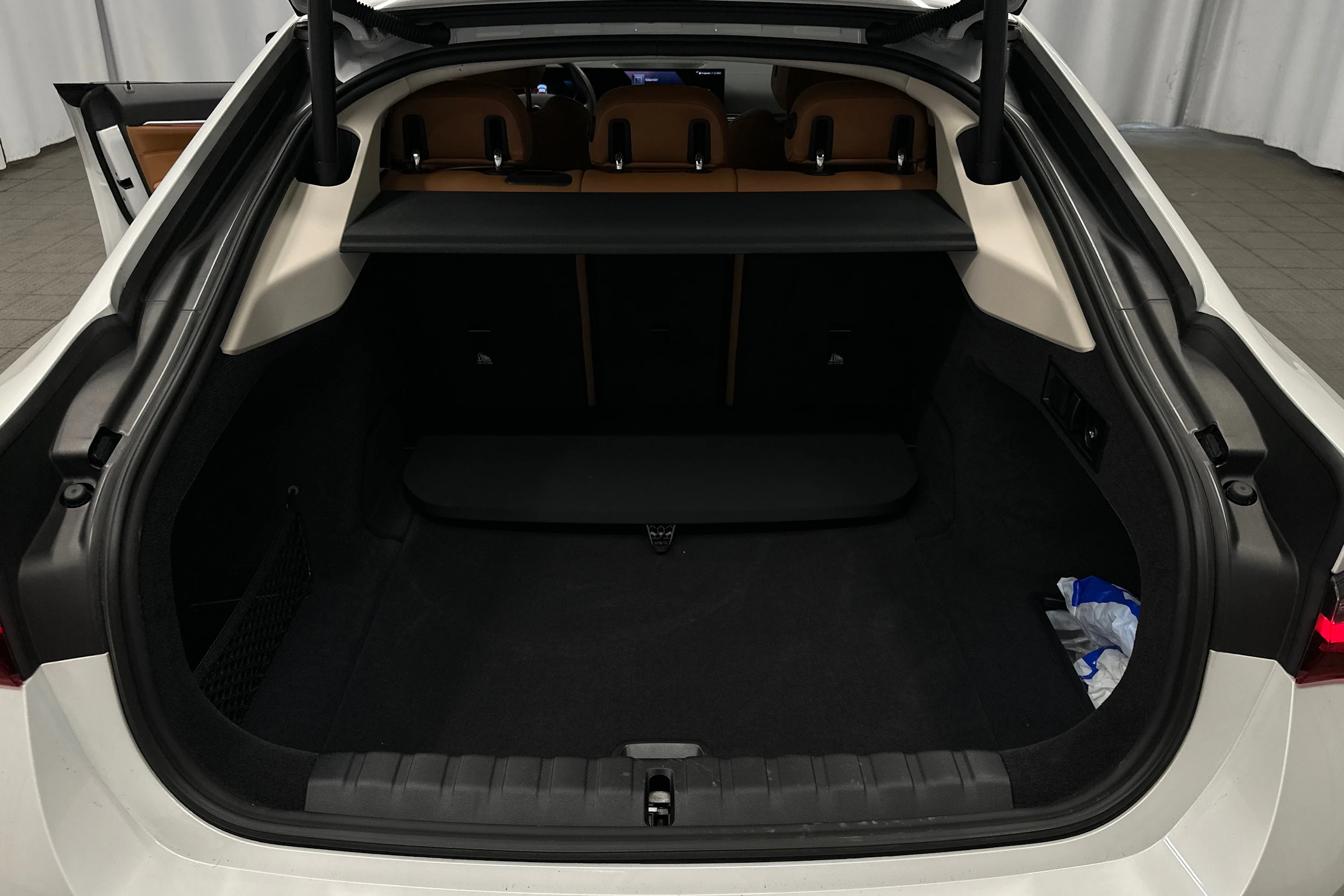 valkoinen BMW i4 2024 kuva 40.