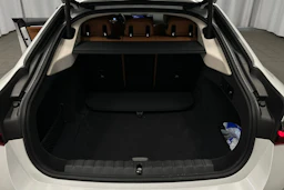 valkoinen BMW i4 2024 kuva 40.
