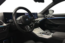 musta BMW i4 2024 kuva 6.