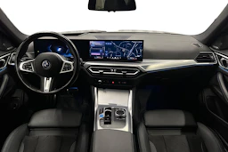 musta BMW i4 2024 kuva 7.