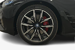 musta BMW i4 2024 kuva 9.