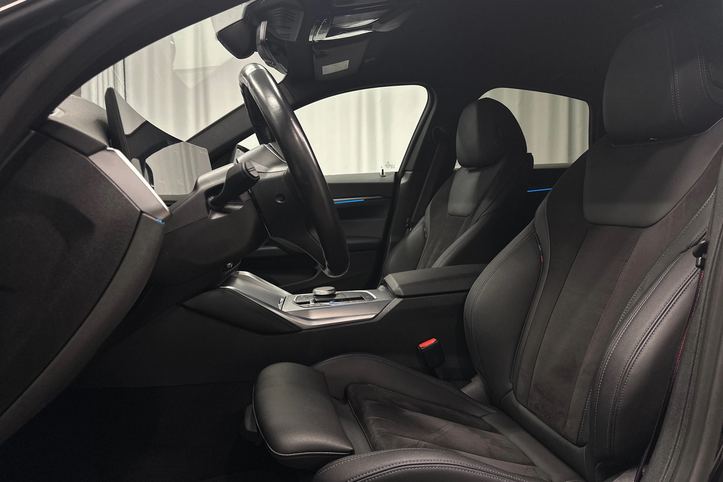 musta BMW i4 2024 kuva 15.