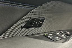 musta BMW i4 2024 kuva 17.