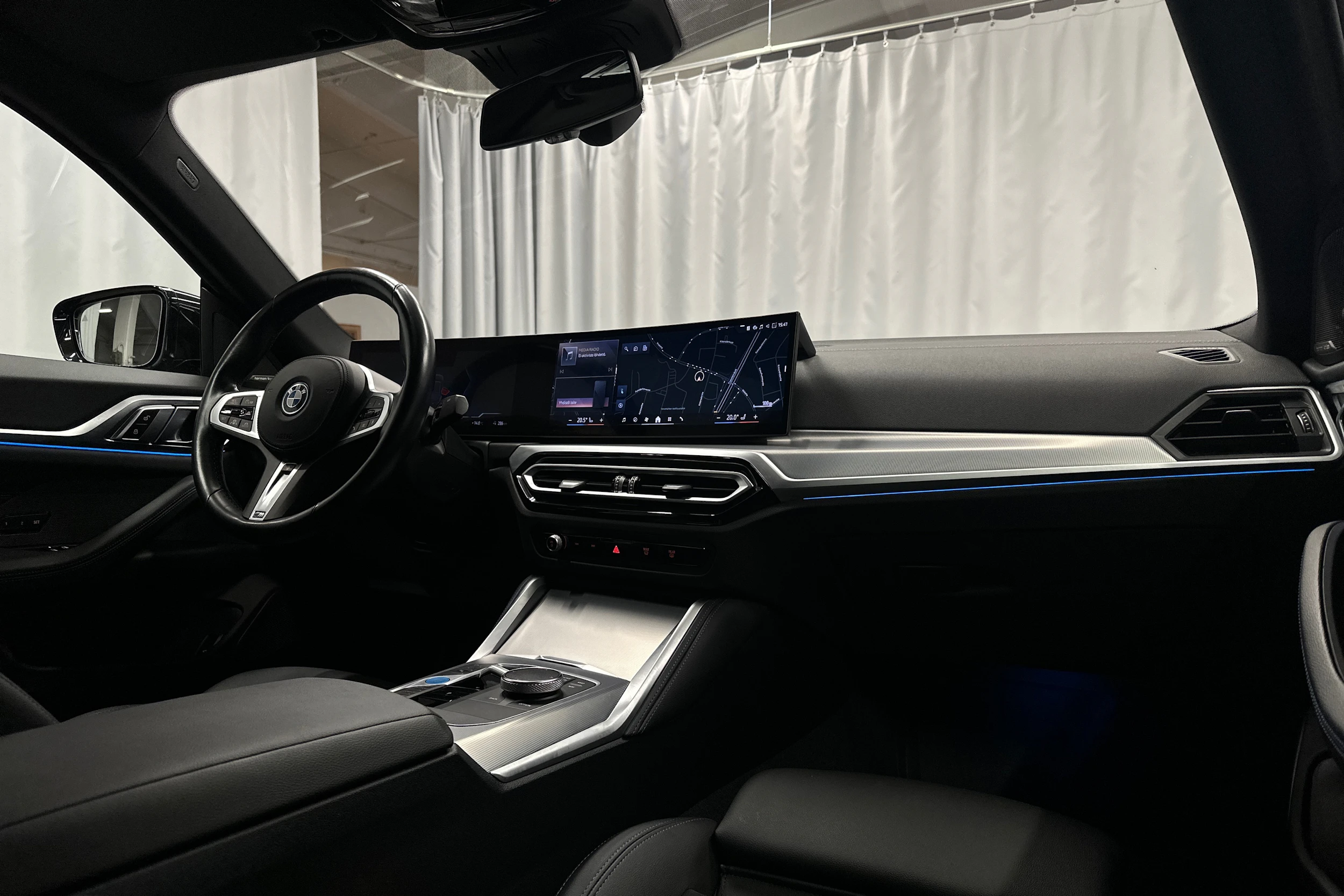 musta BMW i4 2024 kuva 18.