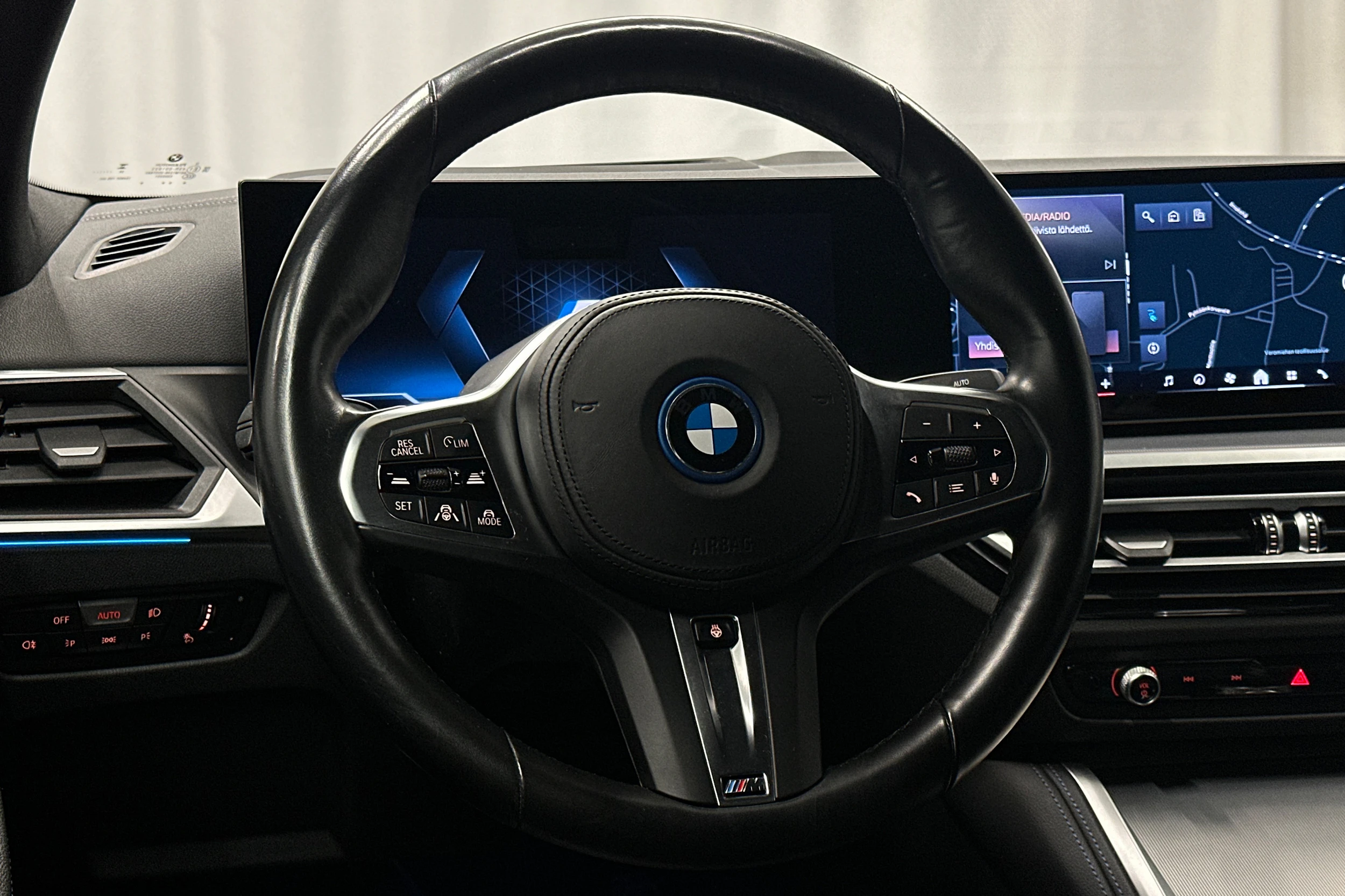 musta BMW i4 2024 kuva 19.