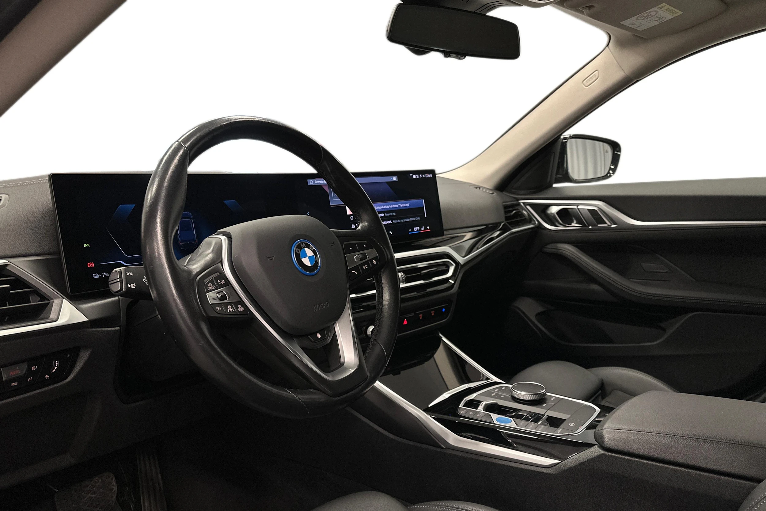 musta BMW i4 2024 kuva 8.