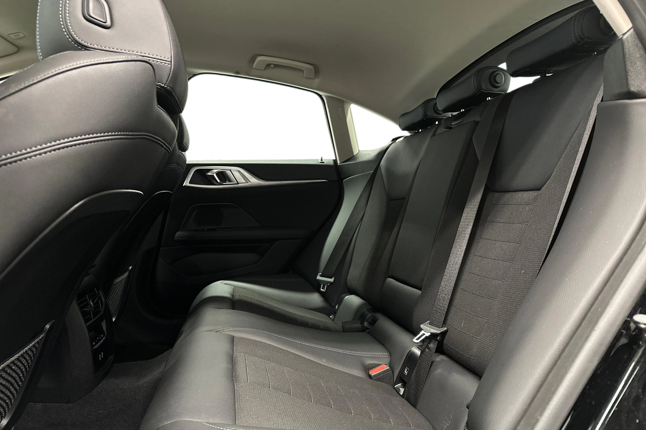 musta BMW i4 2024 kuva 11.