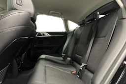 musta BMW i4 2024 kuva 11.