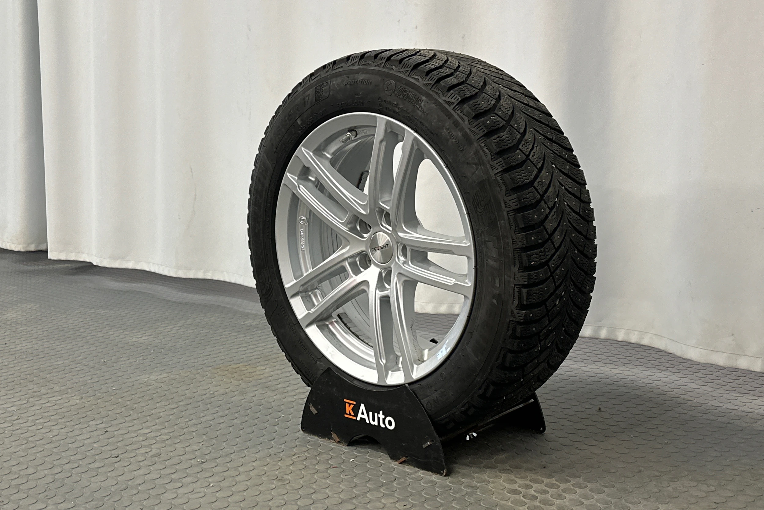 musta BMW i4 2024 kuva 13.