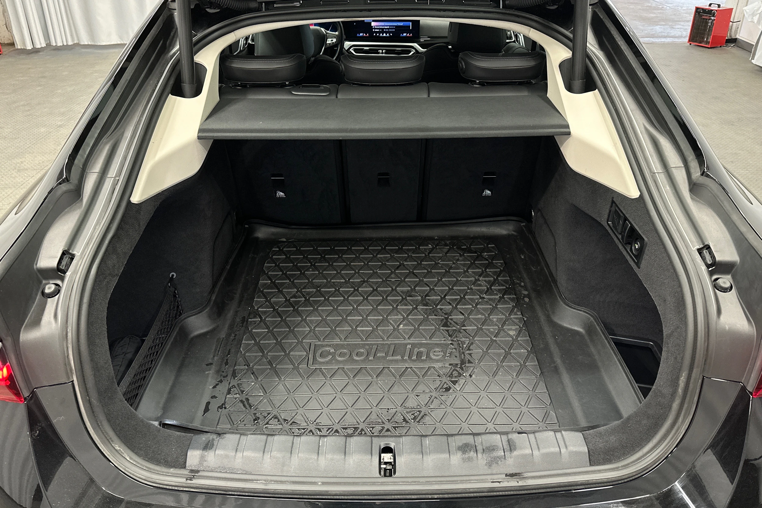 musta BMW i4 2024 kuva 15.