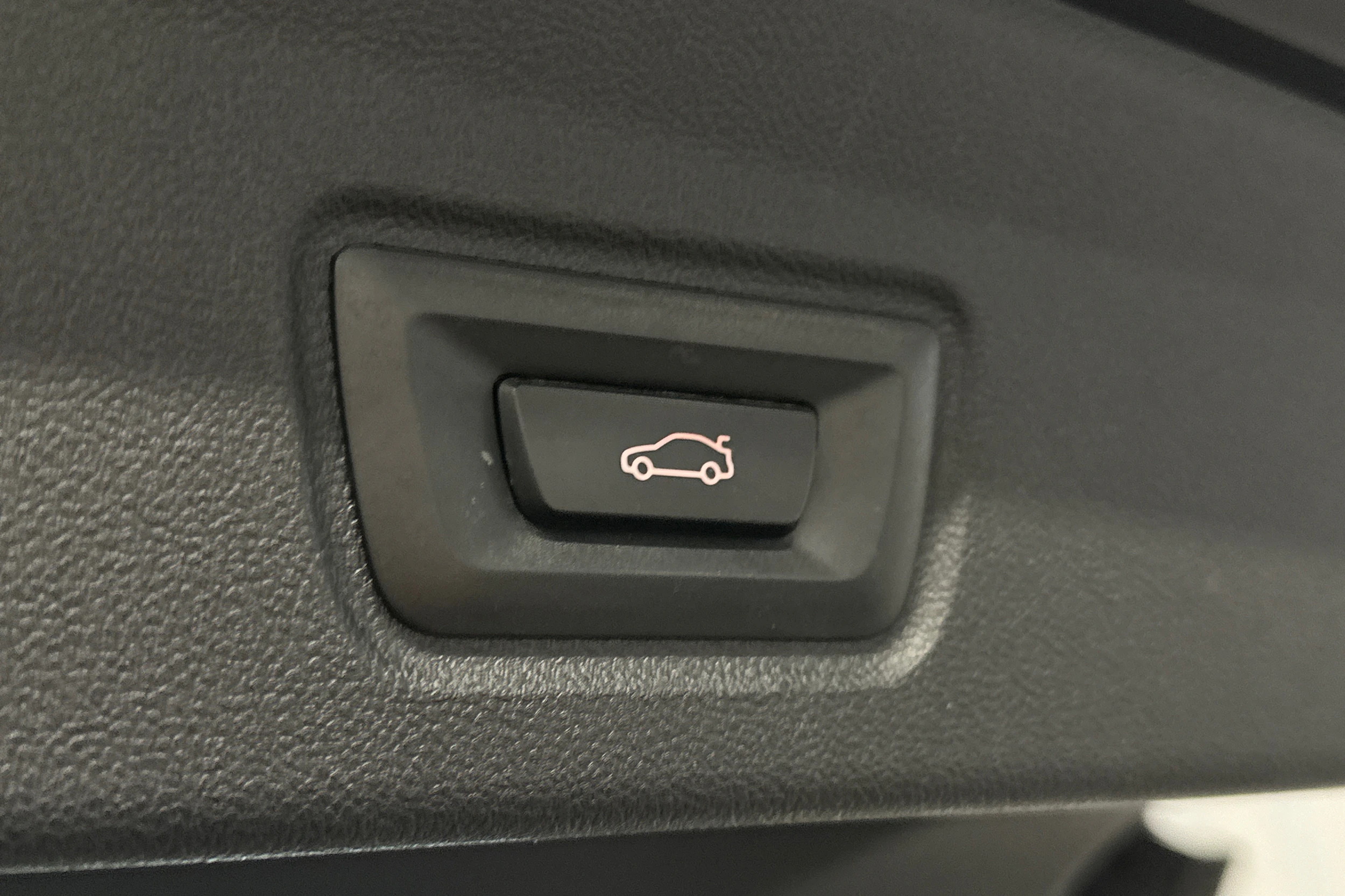 musta BMW i4 2024 kuva 16.