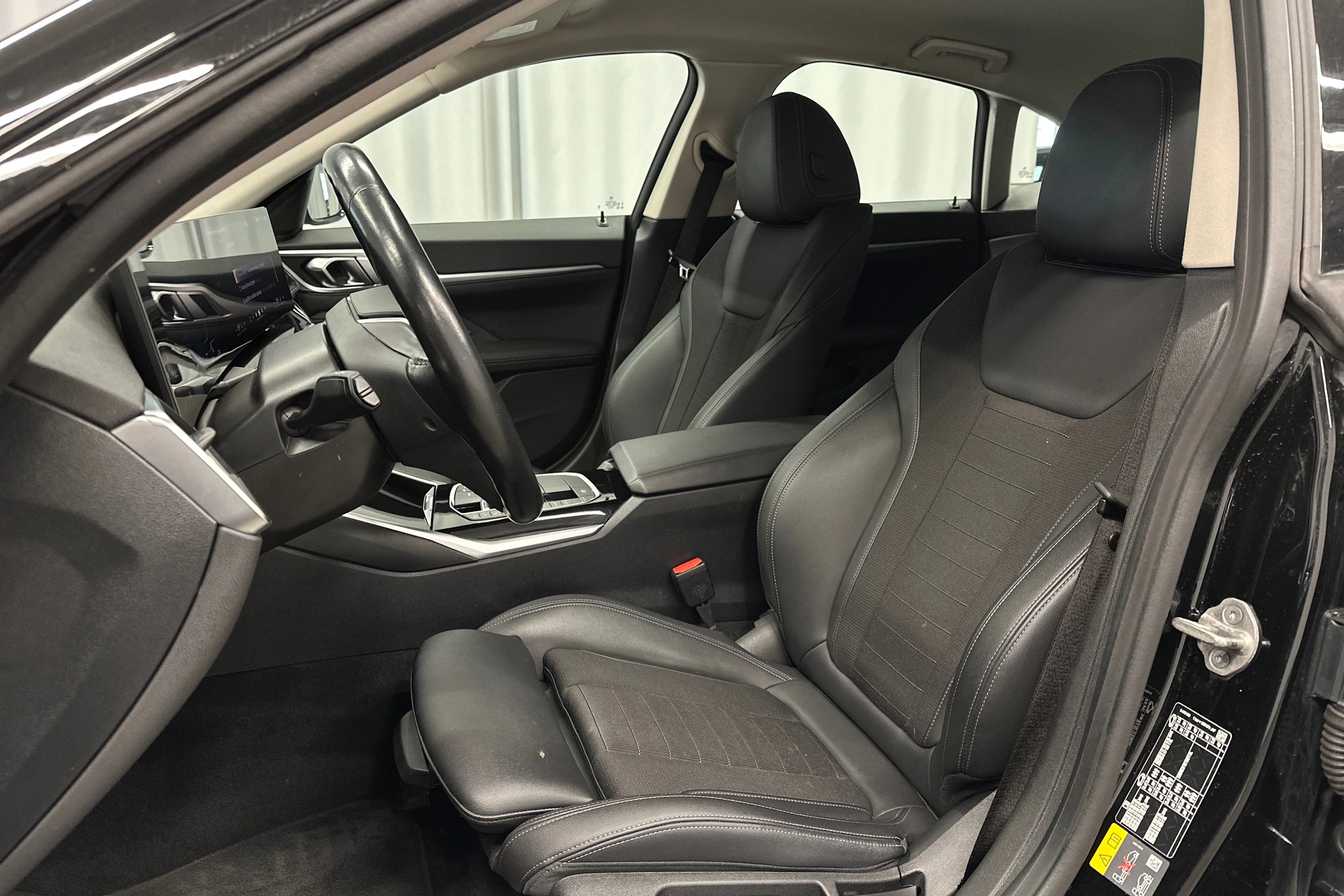 musta BMW i4 2024 kuva 19.