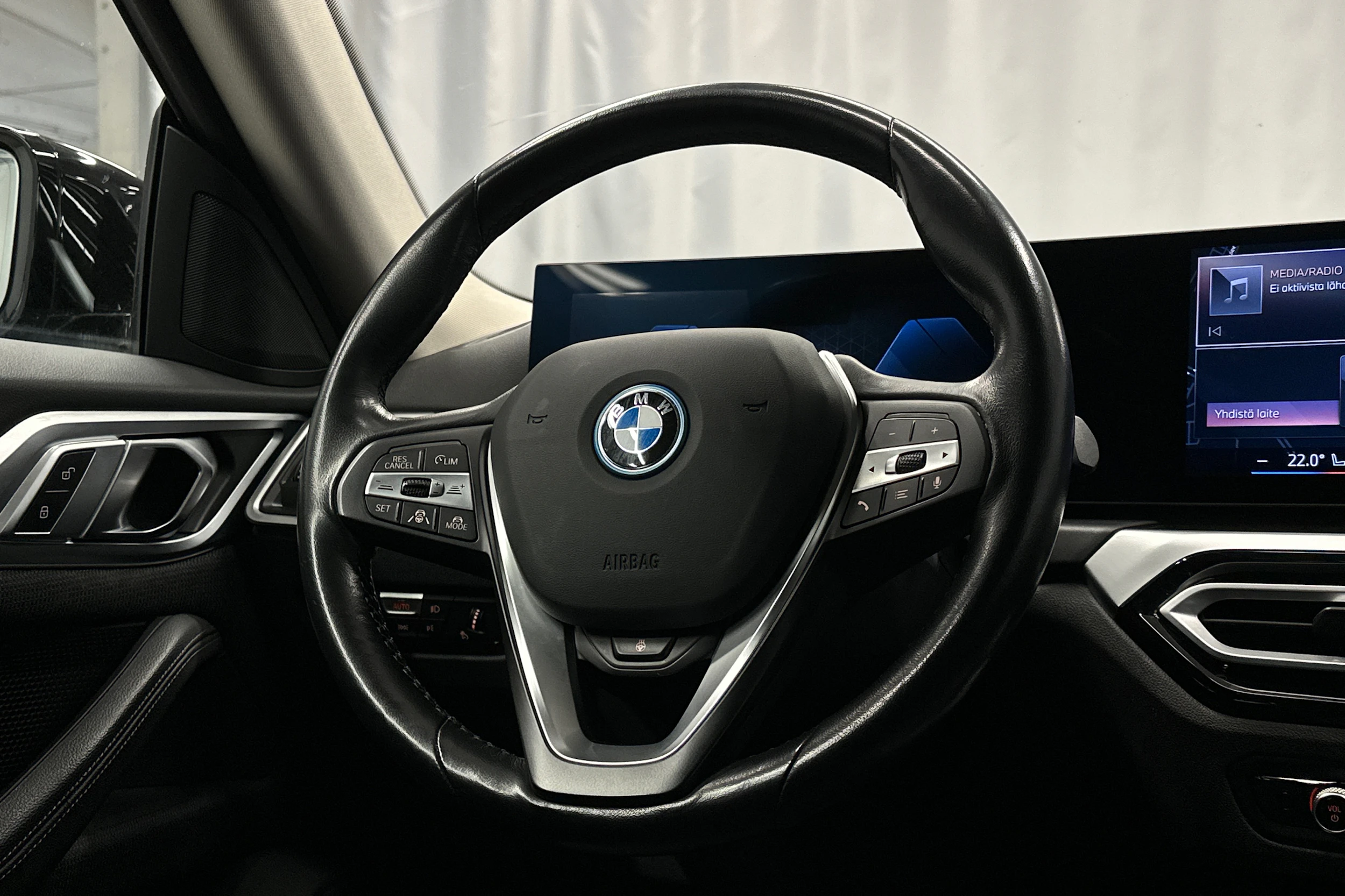 musta BMW i4 2024 kuva 20.