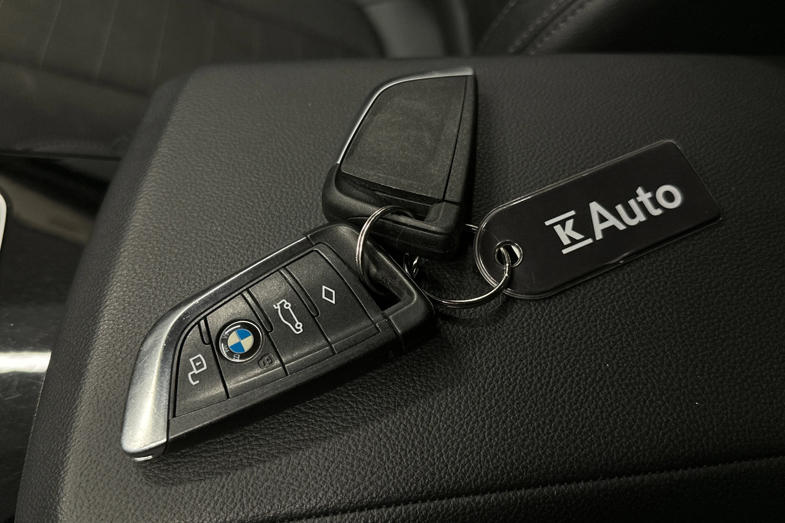 musta BMW i4 2024 kuva 34.