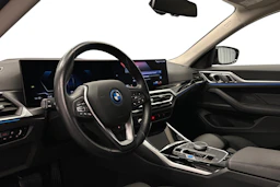 musta BMW i4 2024 kuva 6.