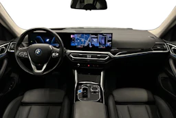 musta BMW i4 2024 kuva 7.
