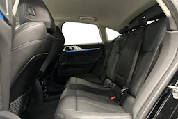musta BMW i4 2024 kuva 8.