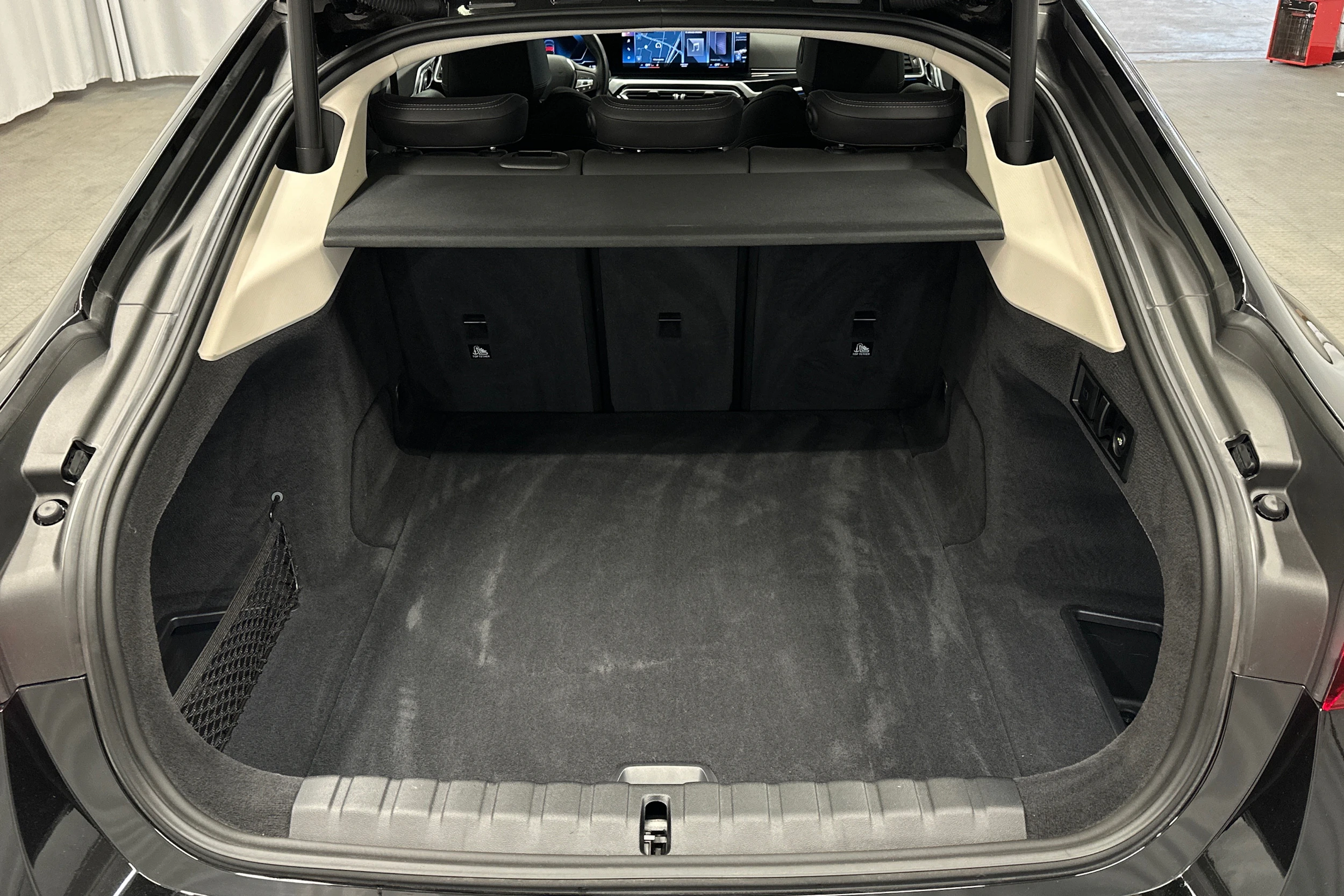 musta BMW i4 2024 kuva 11.