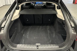 musta BMW i4 2024 kuva 11.