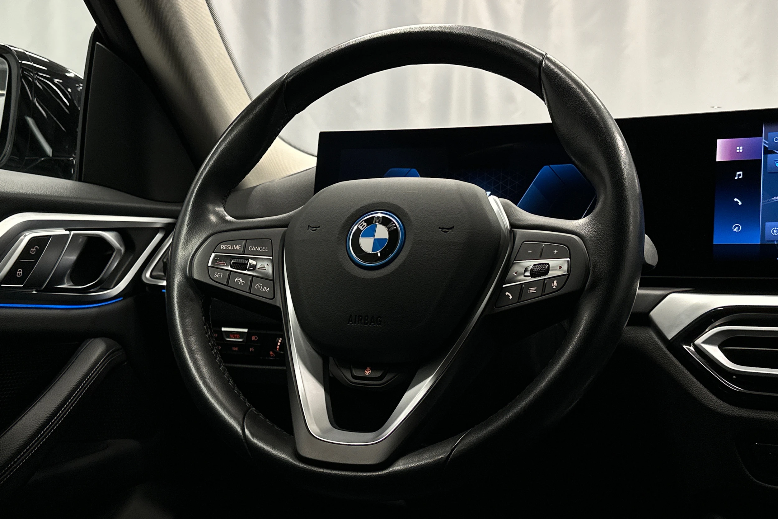 musta BMW i4 2024 kuva 16.