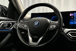 musta BMW i4 2024 kuva 16.