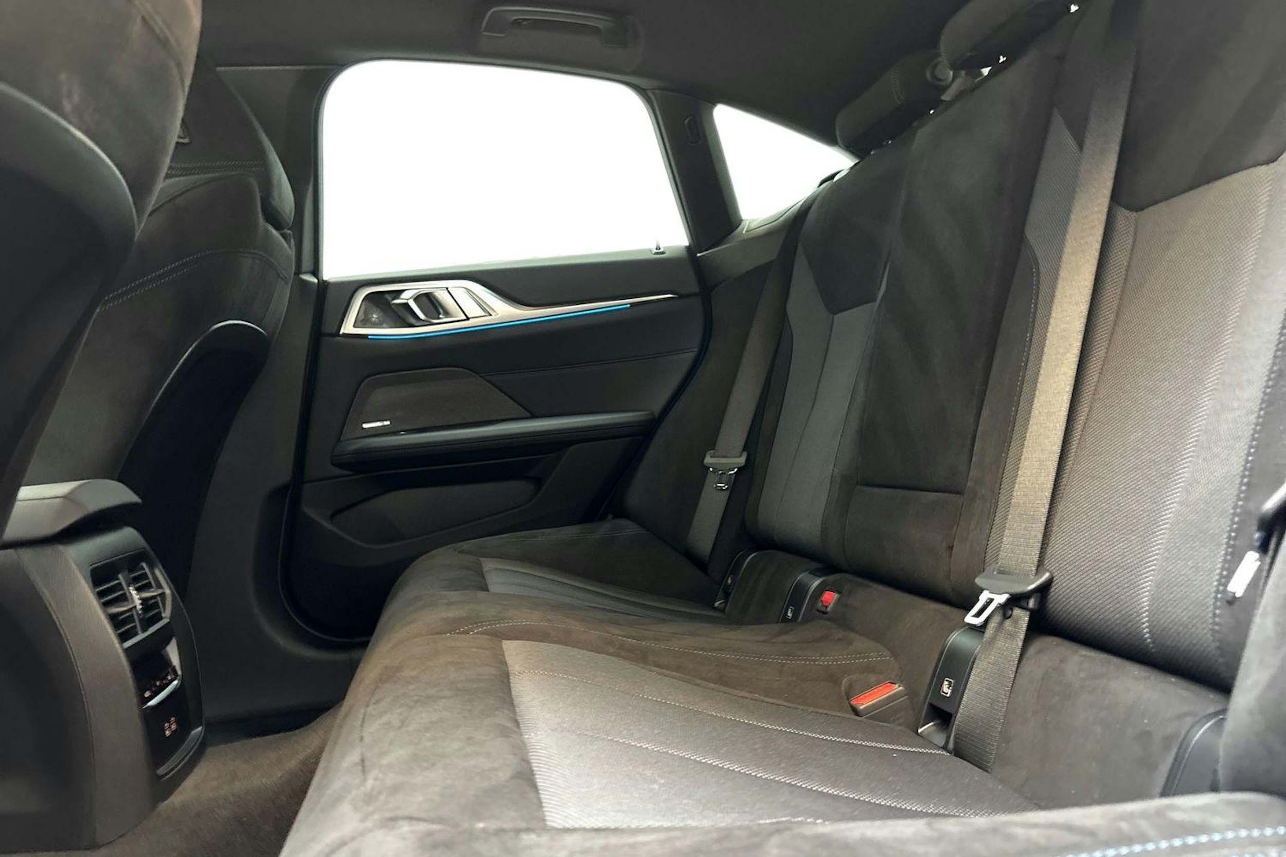 sininen BMW i4 2025 kuva 10.