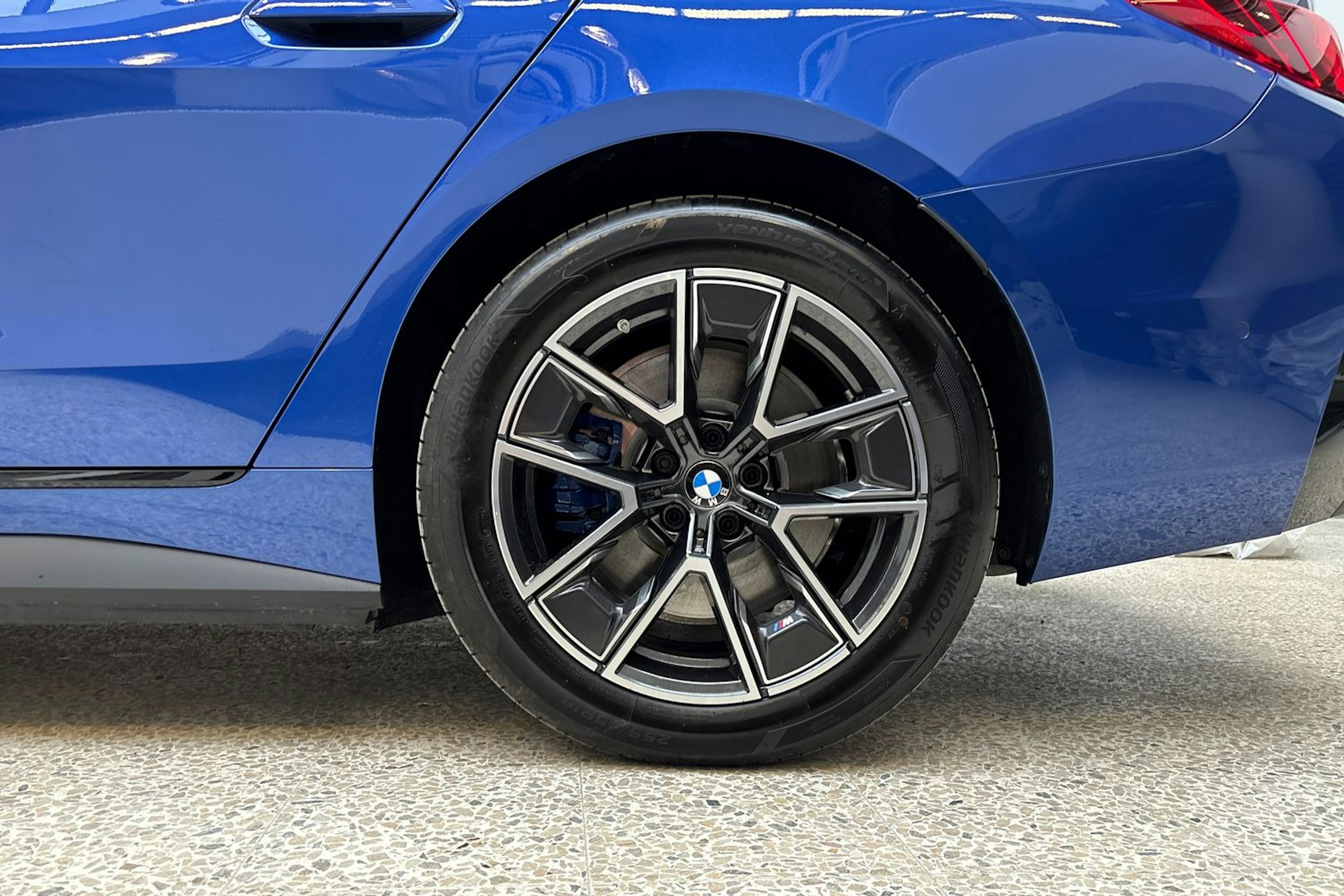 sininen BMW i4 2025 kuva 11.