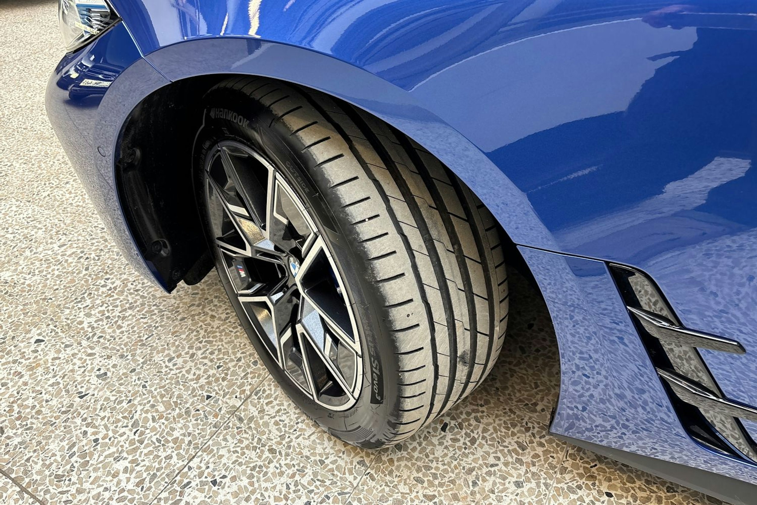 sininen BMW i4 2025 kuva 13.