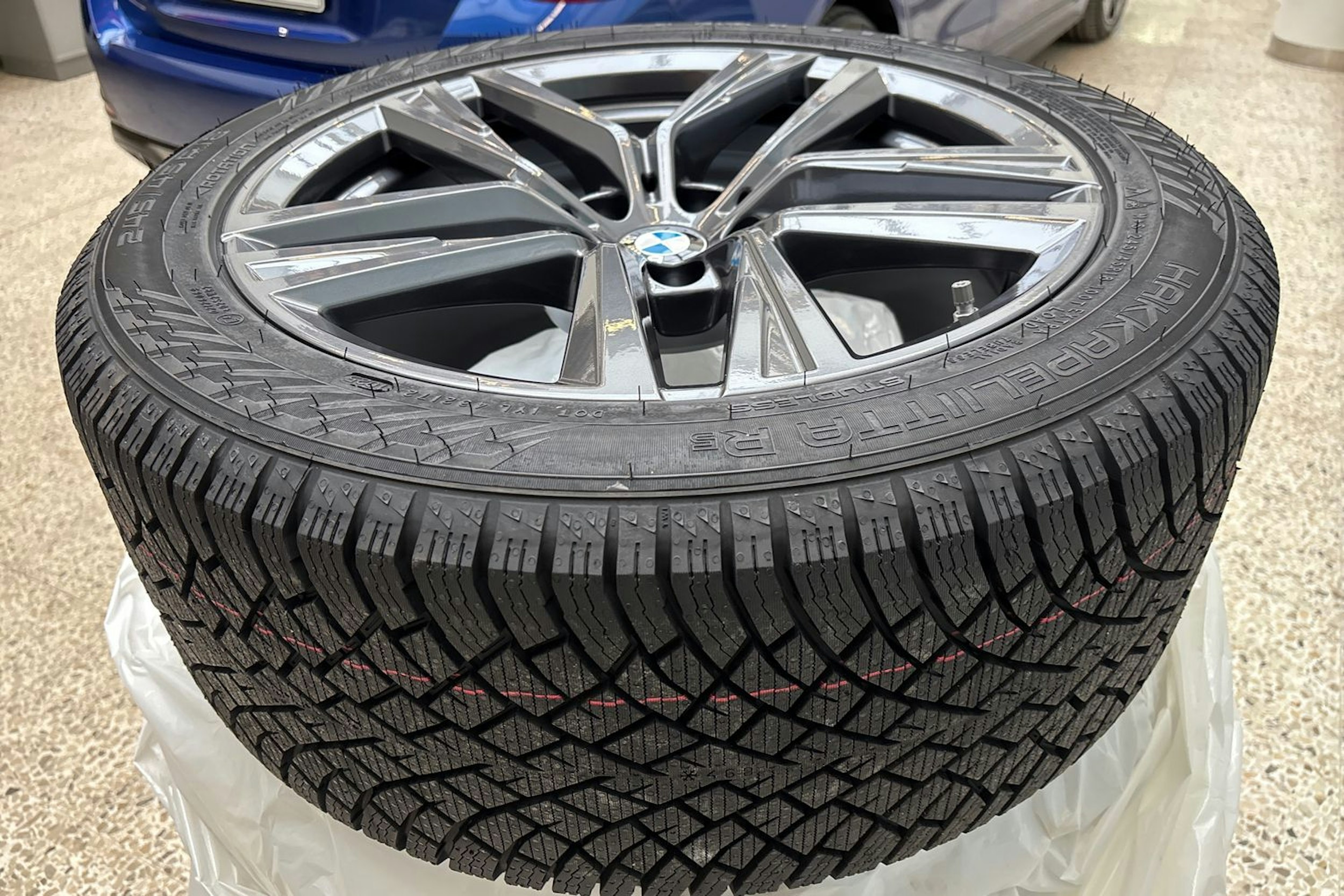 sininen BMW i4 2025 kuva 18.