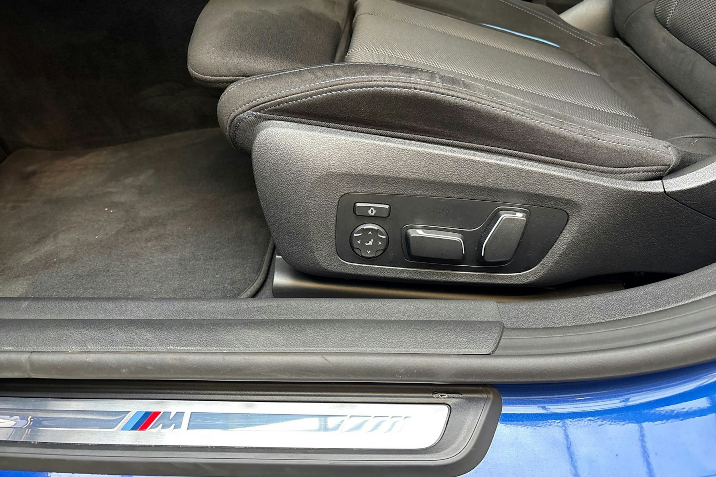 sininen BMW i4 2025 kuva 22.