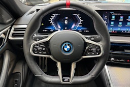 sininen BMW i4 2025 kuva 24.