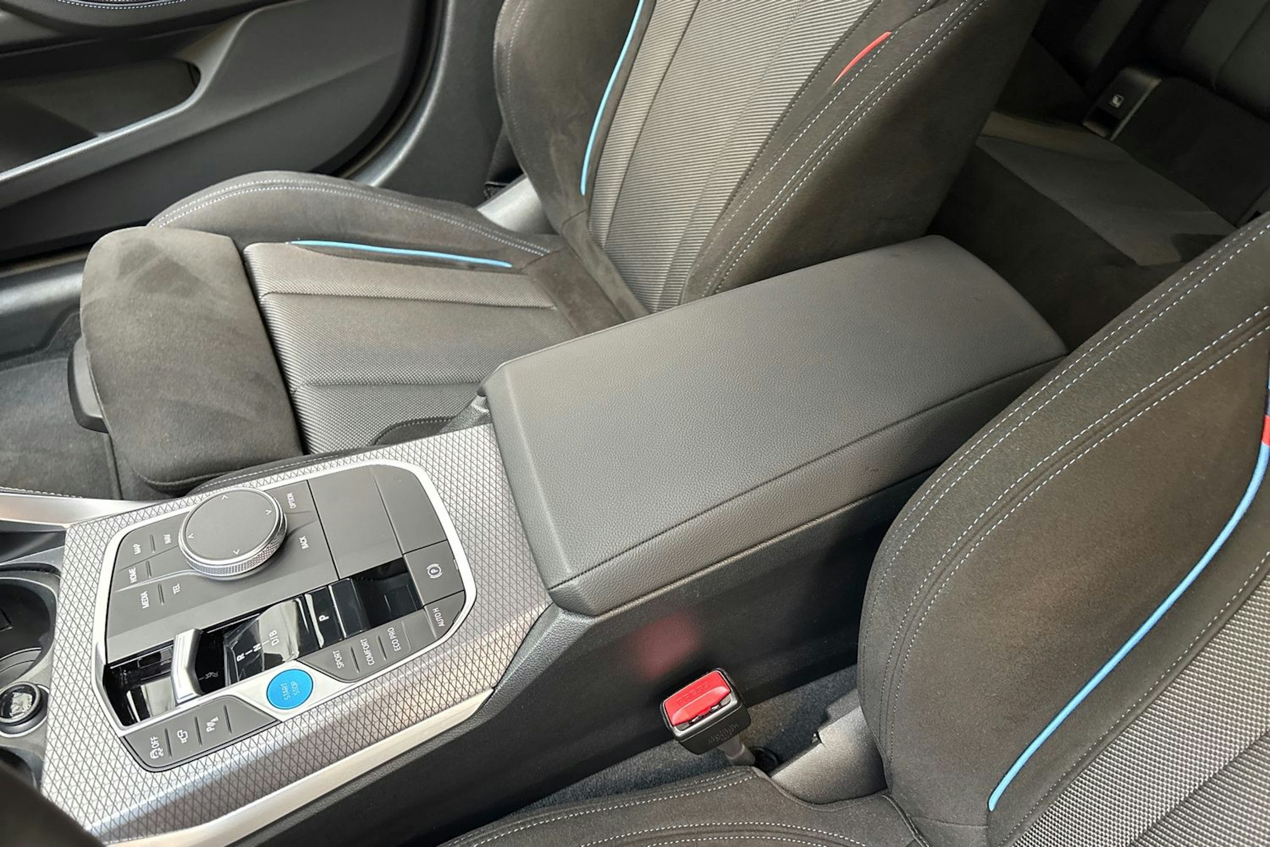 sininen BMW i4 2025 kuva 37.