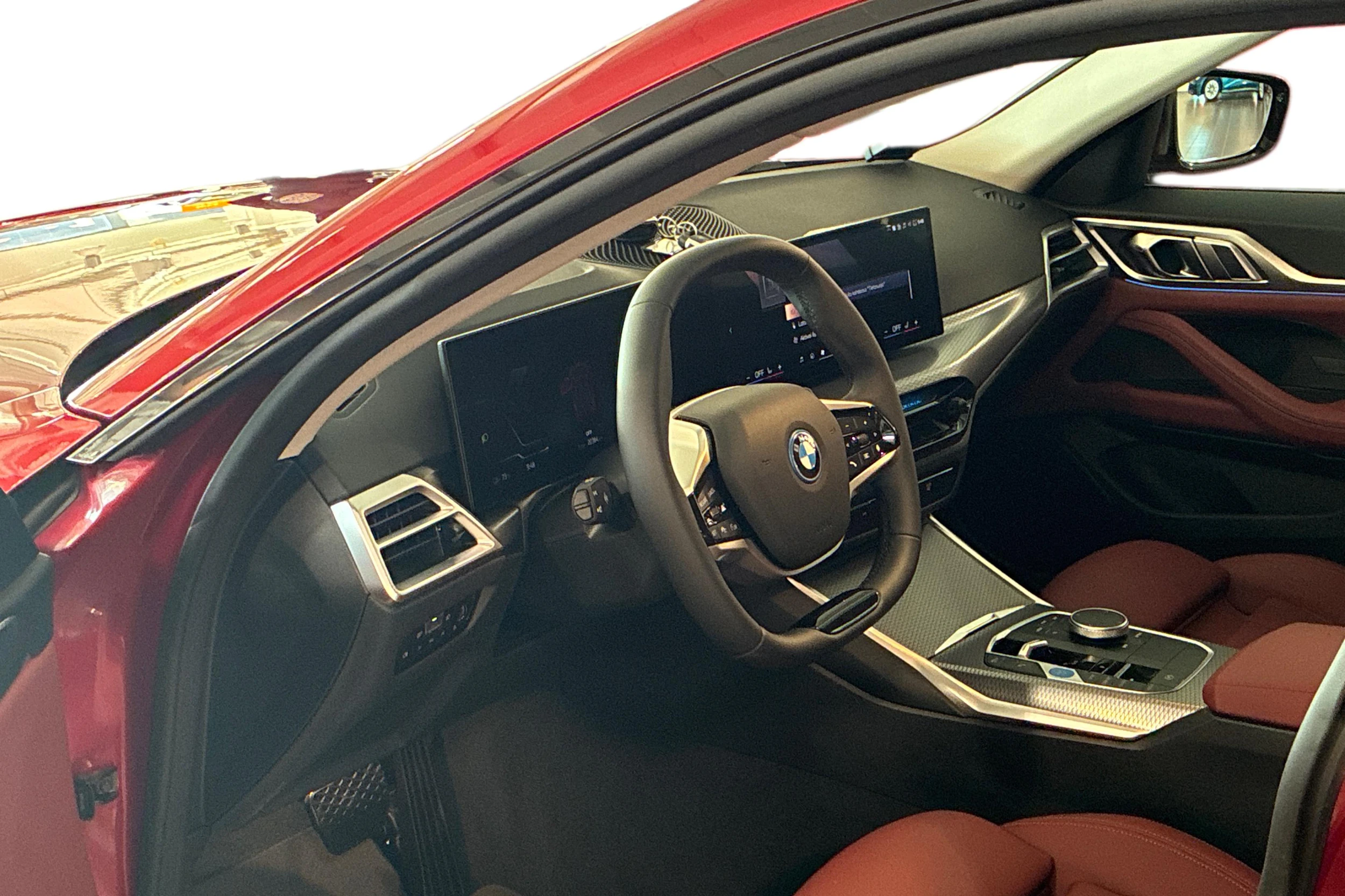 punainen BMW i4 2025 kuva 6.