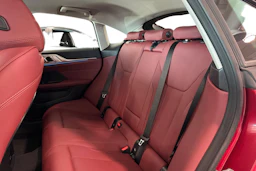 punainen BMW i4 2025 kuva 8.
