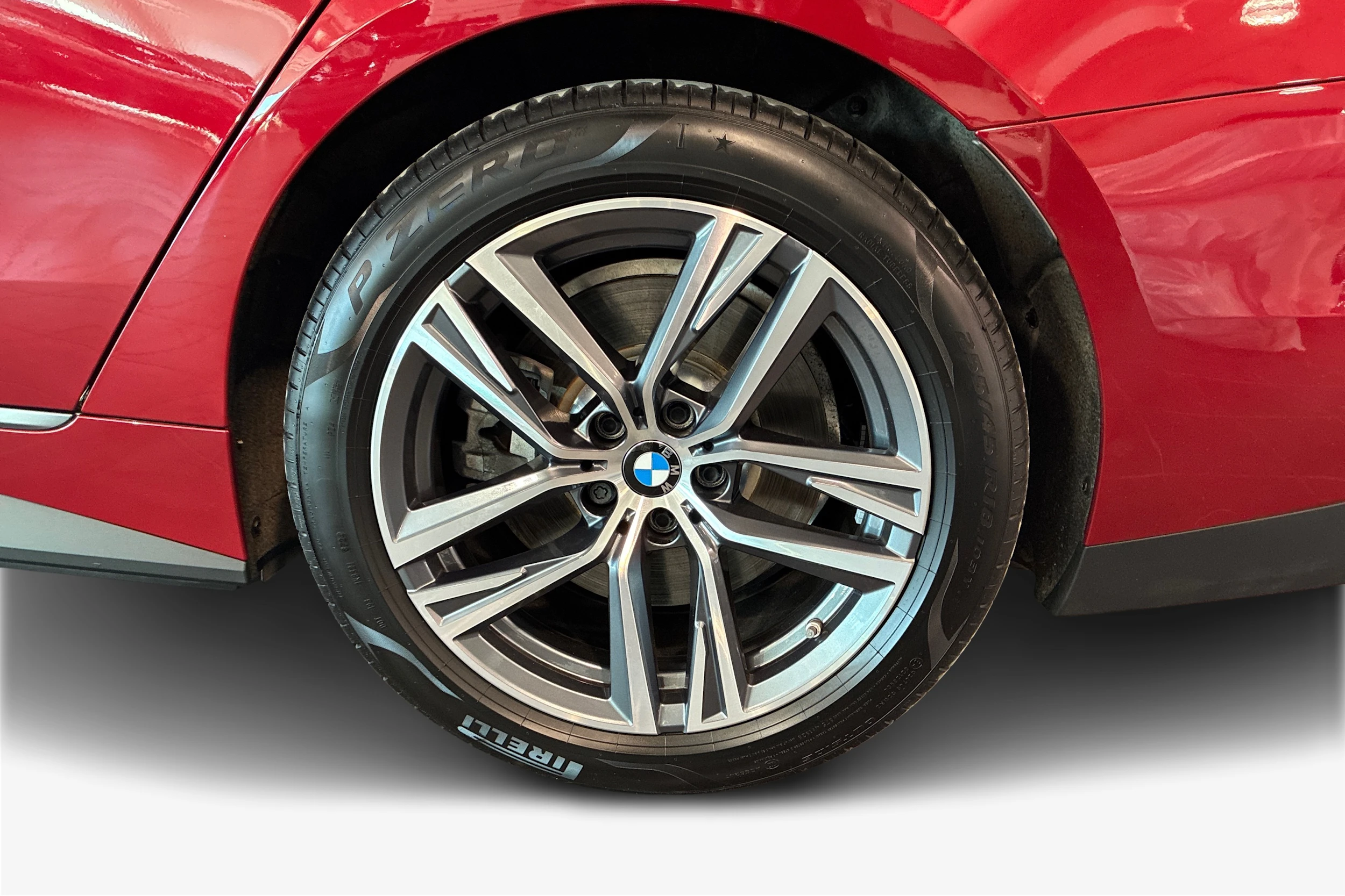 punainen BMW i4 2025 kuva 9.