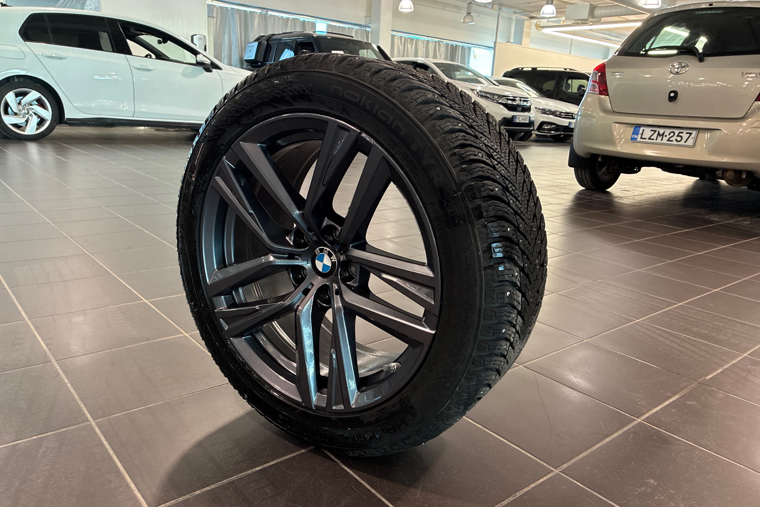punainen BMW i4 2025 kuva 10.