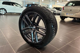 punainen BMW i4 2025 kuva 10.