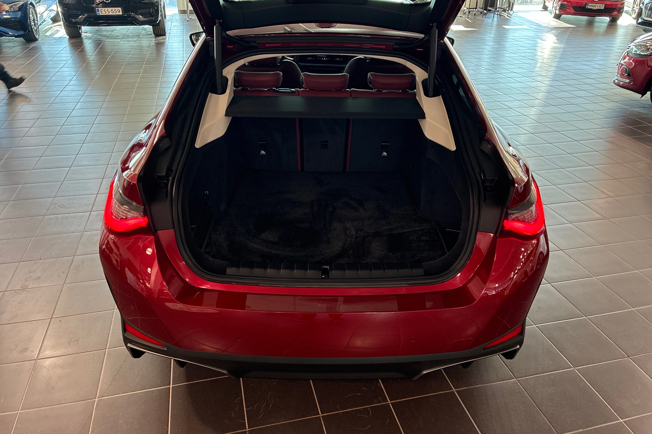 punainen BMW i4 2025 kuva 11.