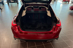 punainen BMW i4 2025 kuva 11.