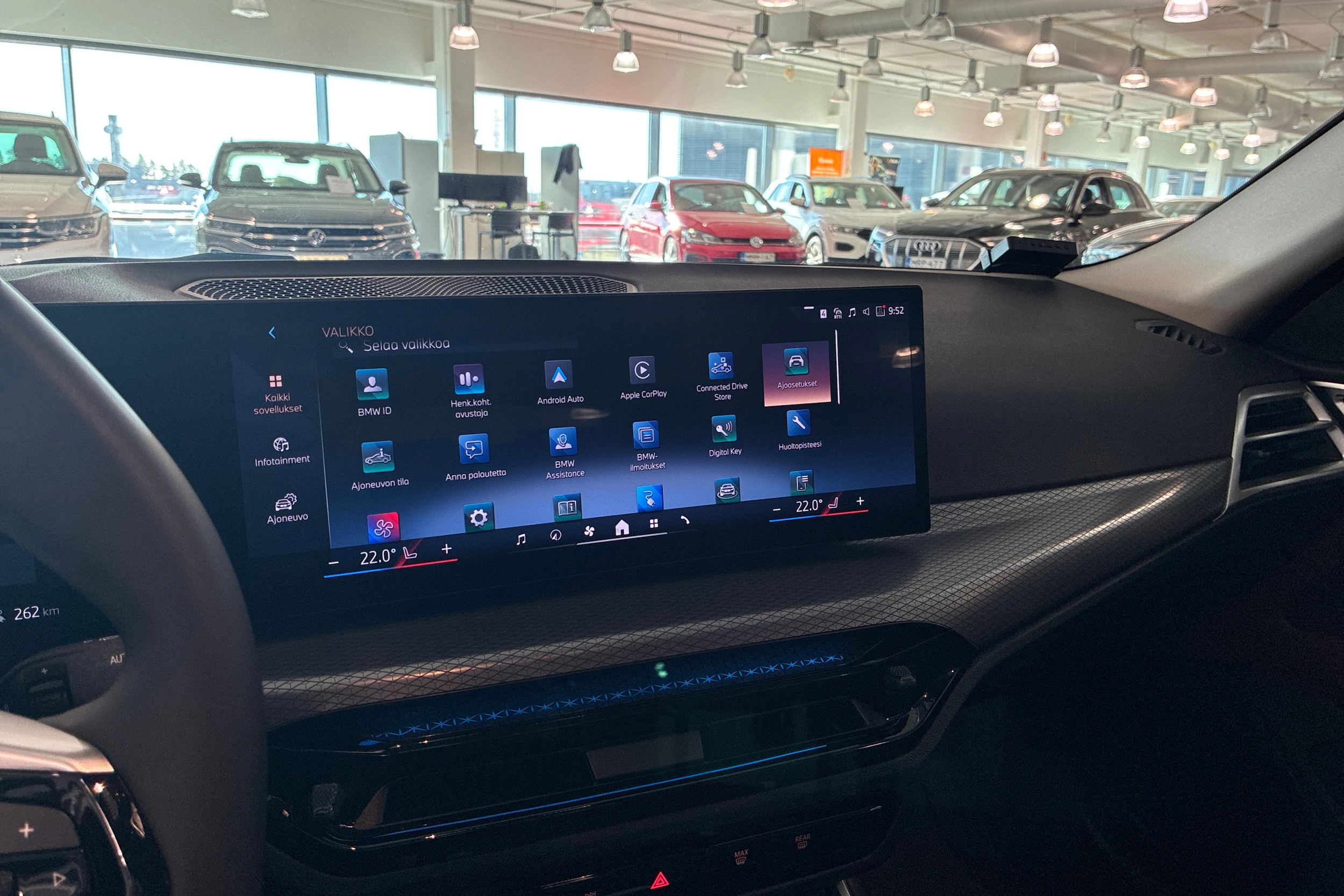 punainen BMW i4 2025 kuva 13.