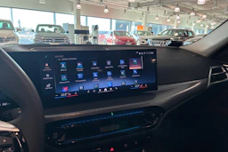 punainen BMW i4 2025 kuva 13.