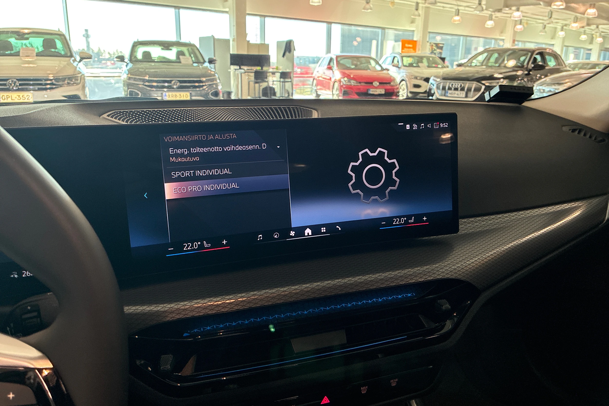 punainen BMW i4 2025 kuva 14.