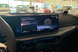 punainen BMW i4 2025 kuva 14.