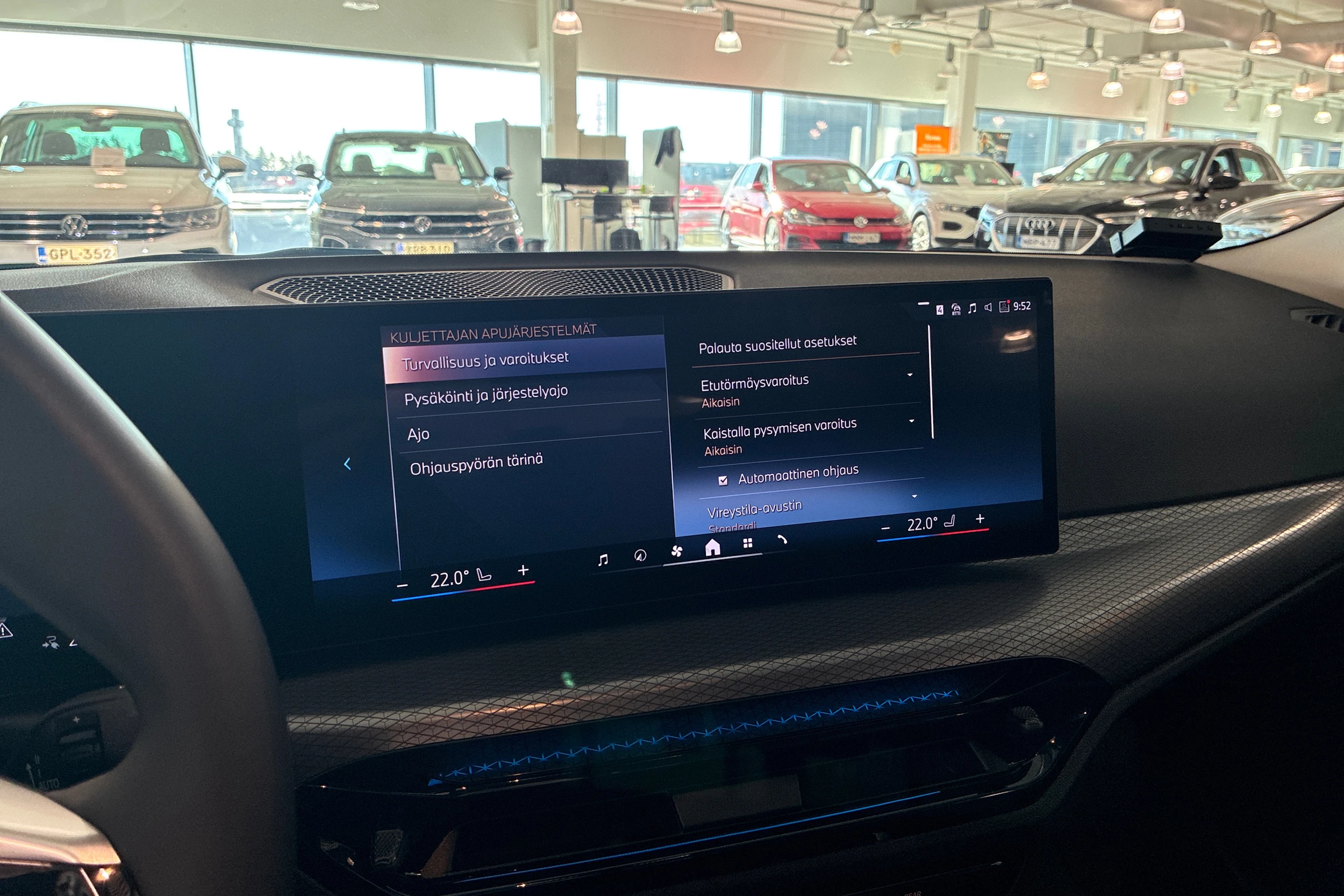 punainen BMW i4 2025 kuva 15.