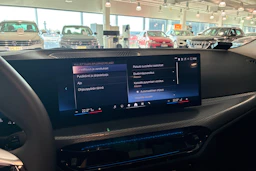 punainen BMW i4 2025 kuva 15.