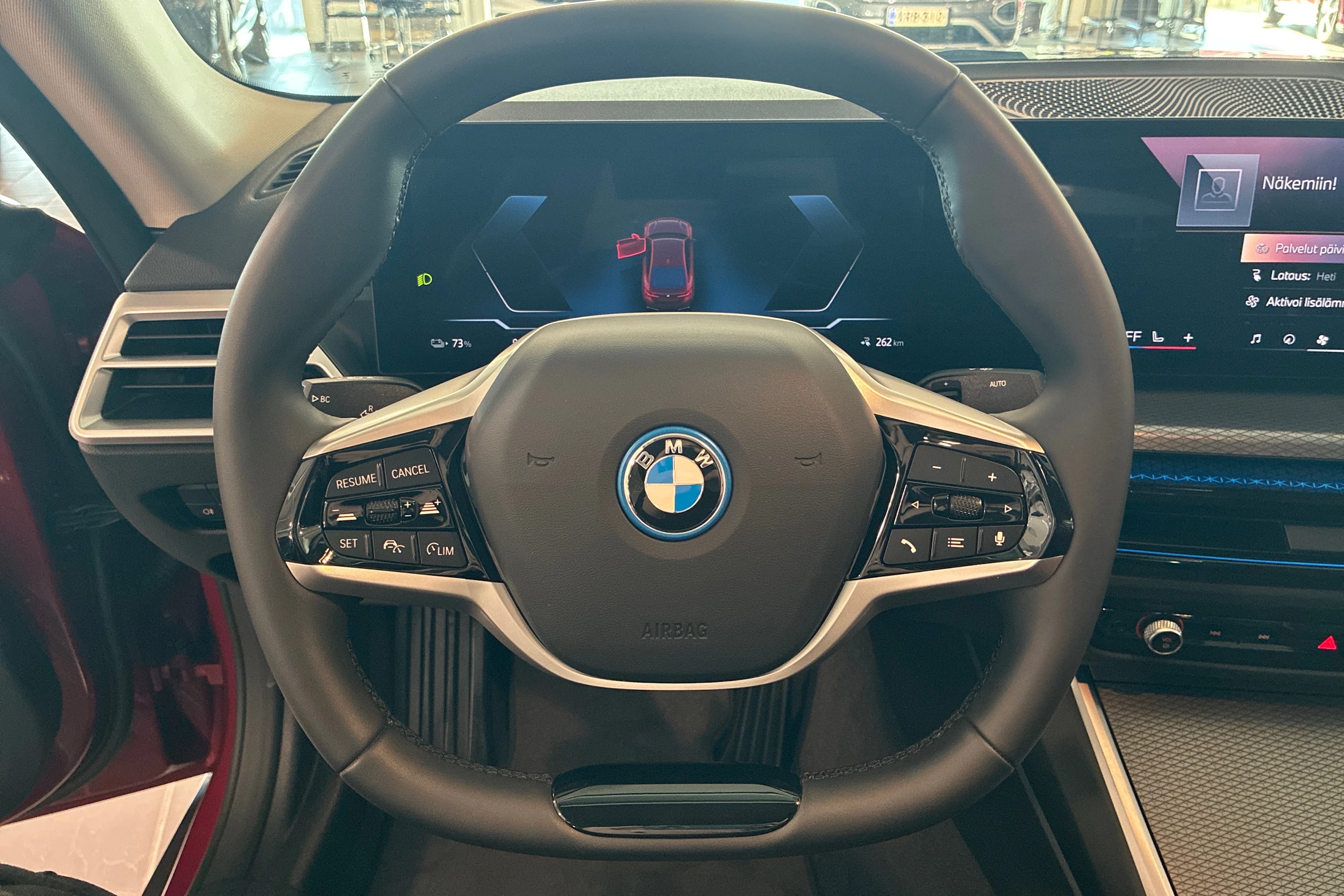 punainen BMW i4 2025 kuva 17.