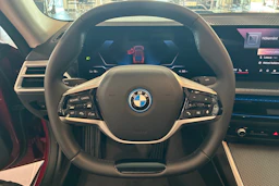punainen BMW i4 2025 kuva 17.