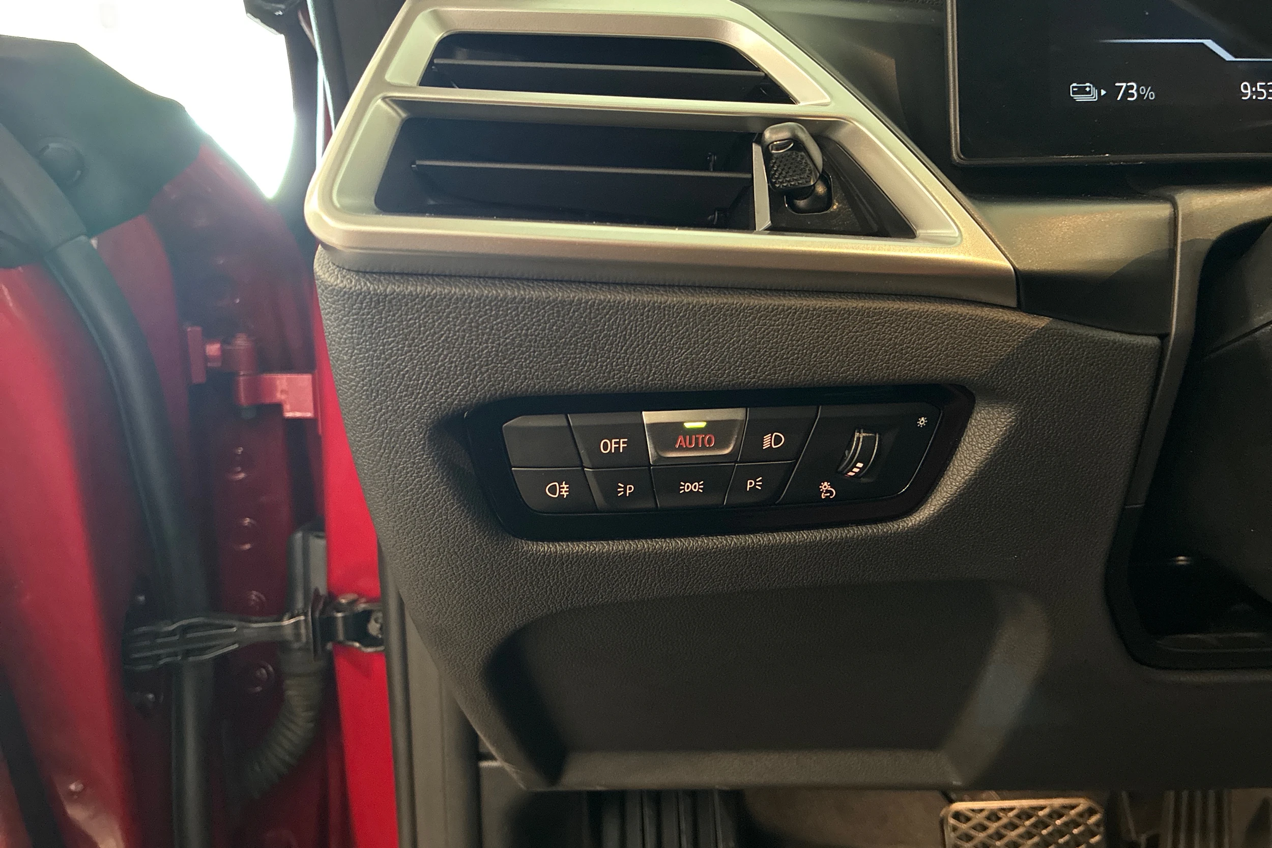 punainen BMW i4 2025 kuva 18.