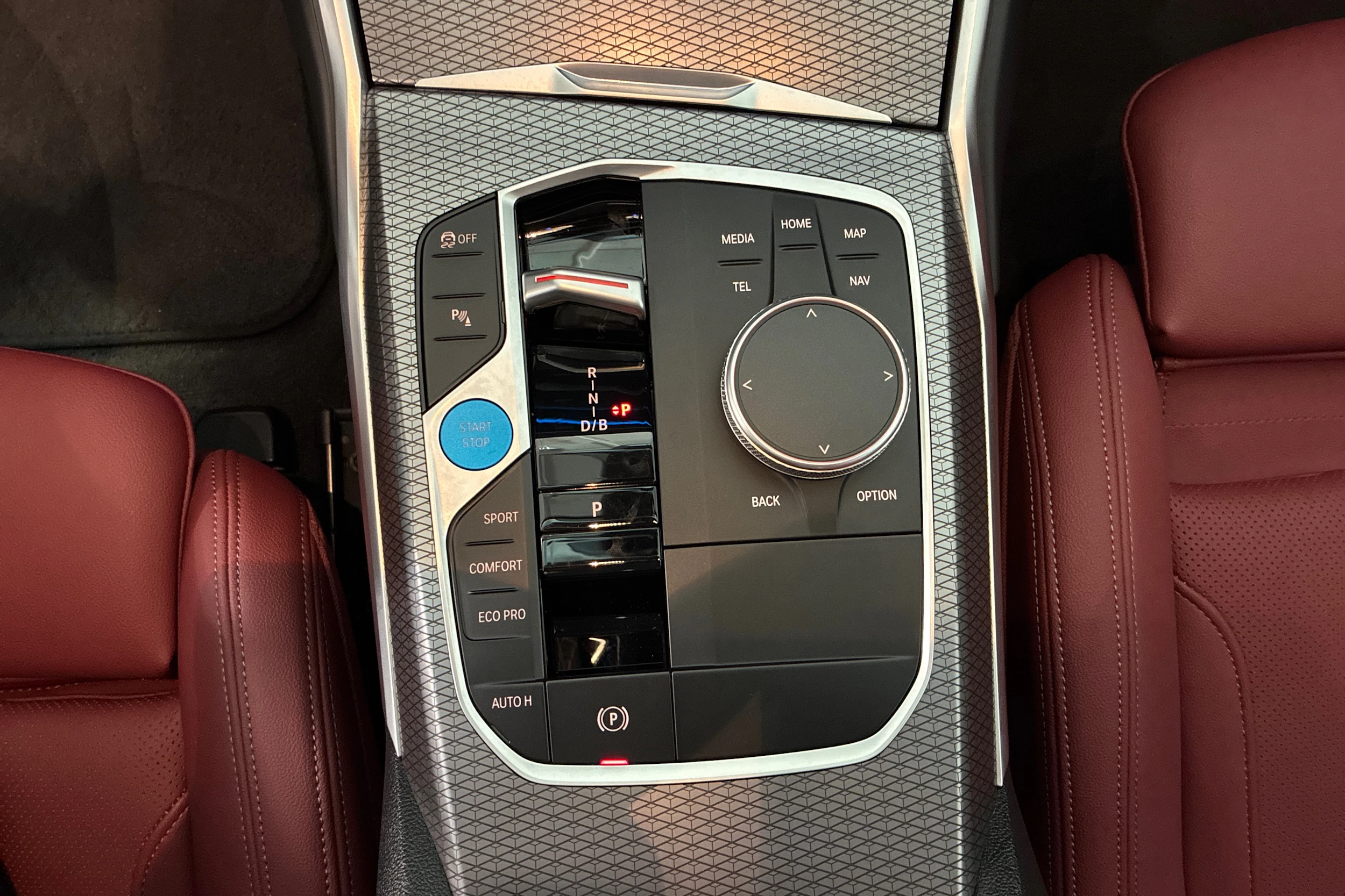 punainen BMW i4 2025 kuva 21.