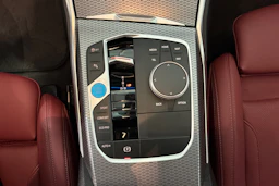 punainen BMW i4 2025 kuva 21.